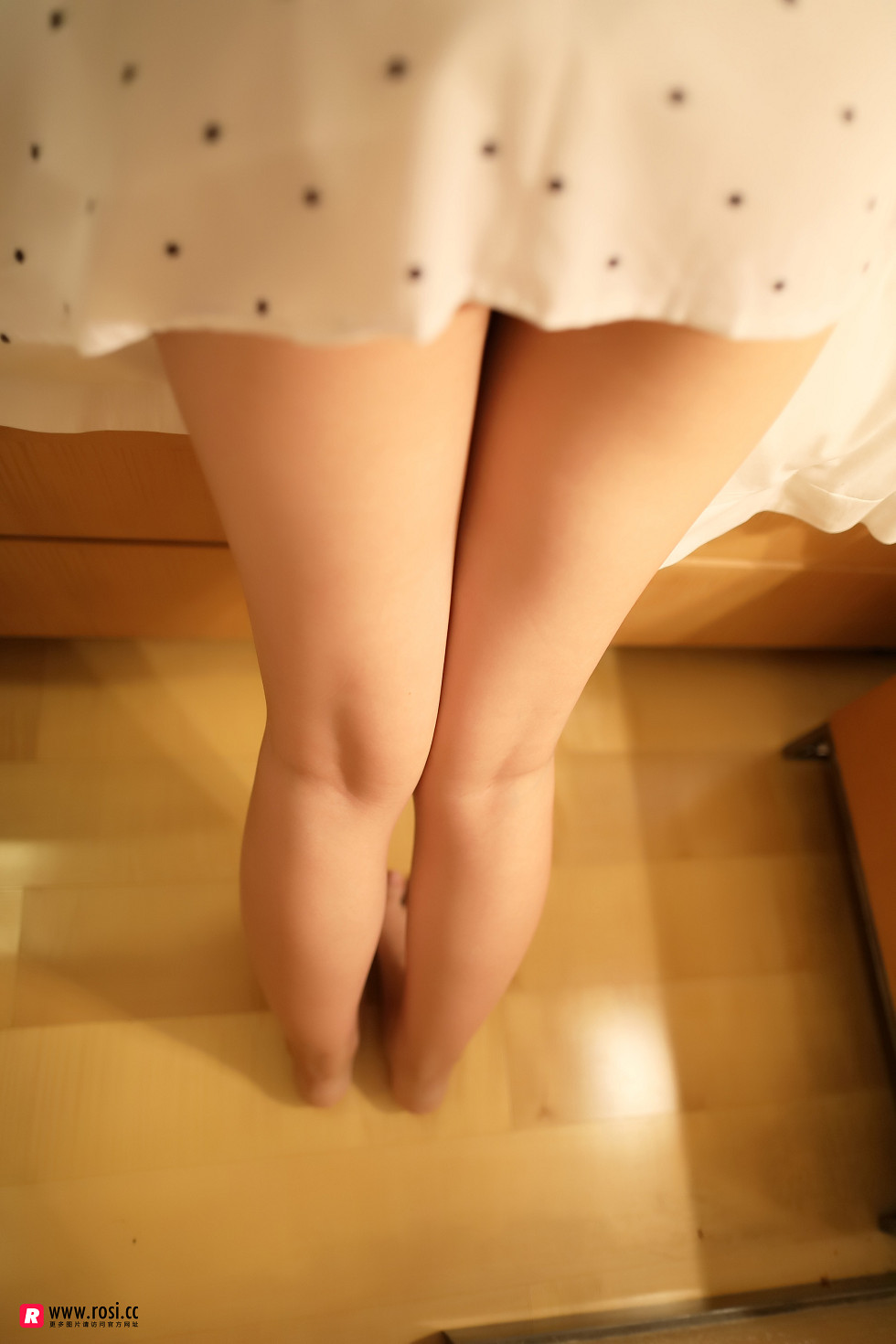 Rosimm第2240期_白色黑圆点连身裙美女居家床上肉色蕾丝内裤半脱诱惑写真63P